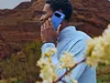 Google Pixel 10 Pro 官方情境產品圖(Indigo 配色)